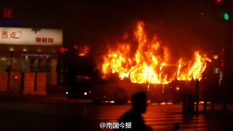 广西柳州市屏山大道屏山小区BRT公交车着火燃烧 18人受伤