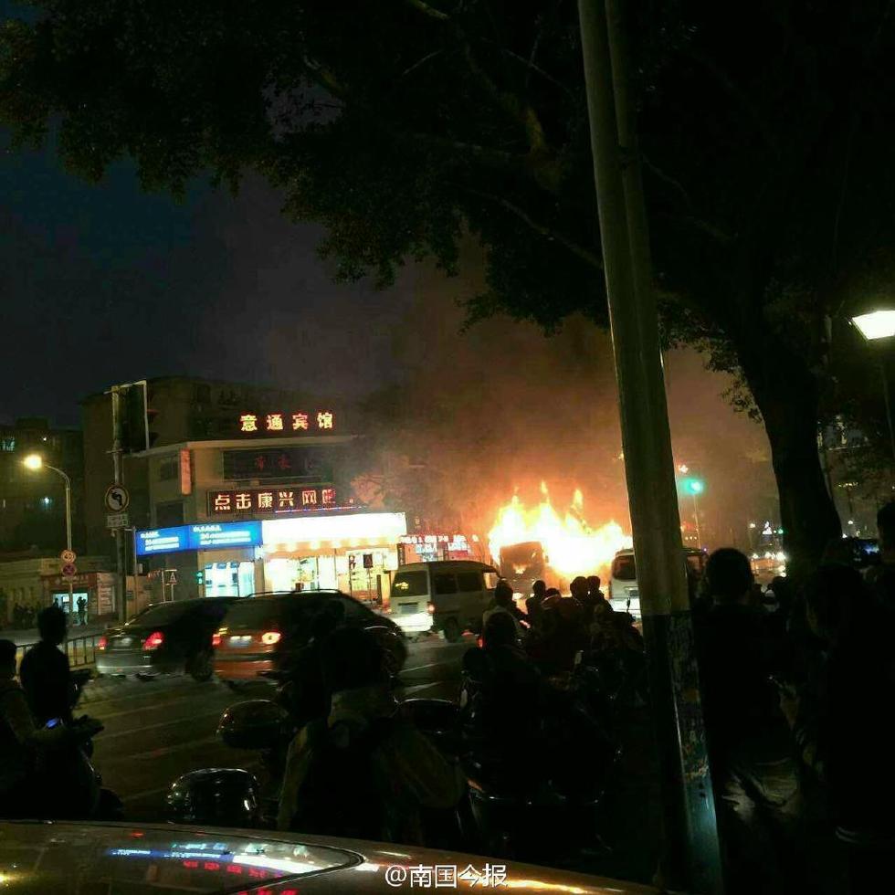 广西柳州市屏山大道屏山小区BRT公交车着火燃烧 18人受伤