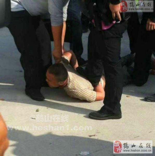 广东鹤山广场发生砍人事件 四人被砍伤