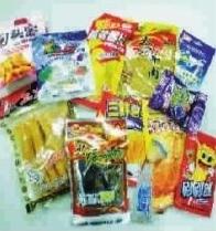 初中的孩子放学后经常光顾这些贩卖劣质零食的摊位,校园周边食品安全