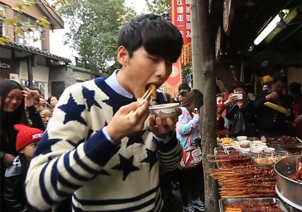 朱梓骁成都吃辣扫粪搜姑娘 称赵丽颖就是灰姑