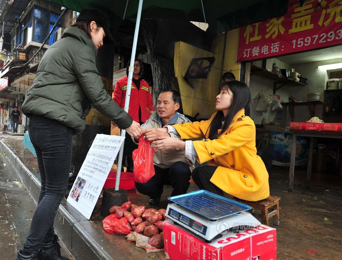 武汉生物工程学院大三女生周小芳为了拯救白血病弟弟休学卖红薯