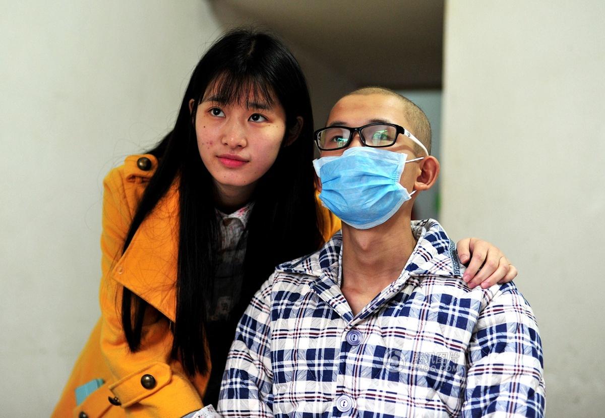 武汉生物工程学院大三女生周小芳为了拯救白血病弟弟休学卖红薯