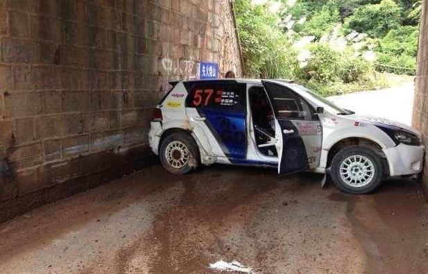 拉力赛花样退赛 翻车撞车漂移无奇不有