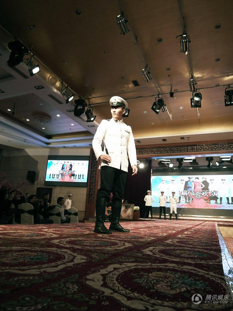 张宁江《偏偏》成就男儿梦 T台走秀全制服制霸