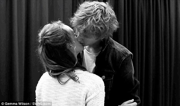 尴尬！英国大学生镜头前与陌生人接吻