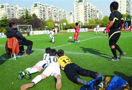 探访上海市校园足球联盟联赛 培养球迷更重要_大申网_腾讯网