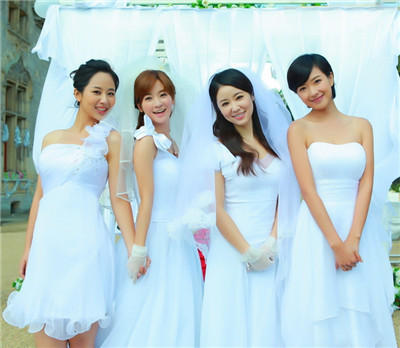 杨紫穿白色婚纱显纯情 和李晟玩亲亲秀闺蜜情