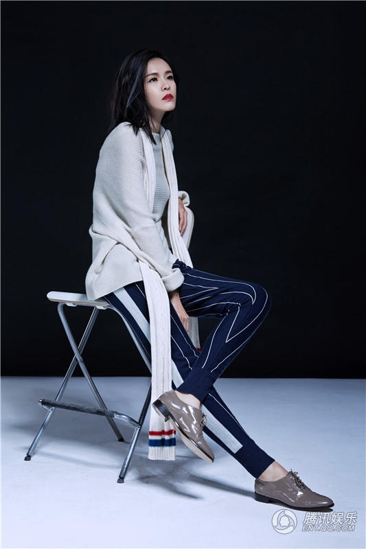 李艾写真大片展女性魅力 上演初冬变装秀时尚