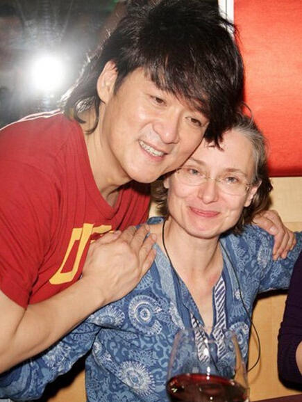 周华健21岁混血女儿曝近照 与外籍男友亲密合影