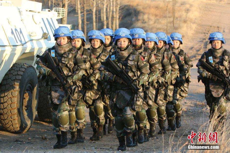 组图:中国首支维和步兵营女兵亮相