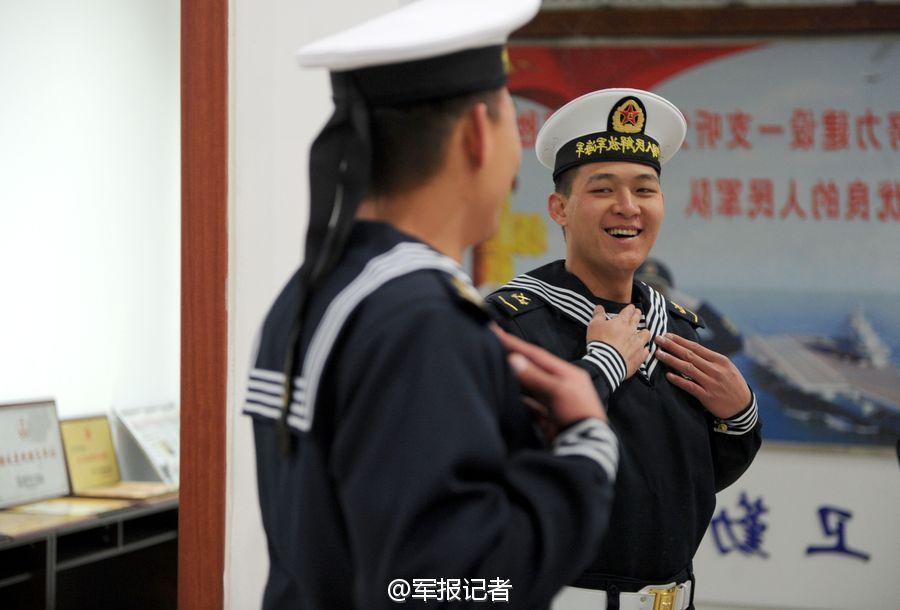 组图:海军初级士官重新换上水兵服