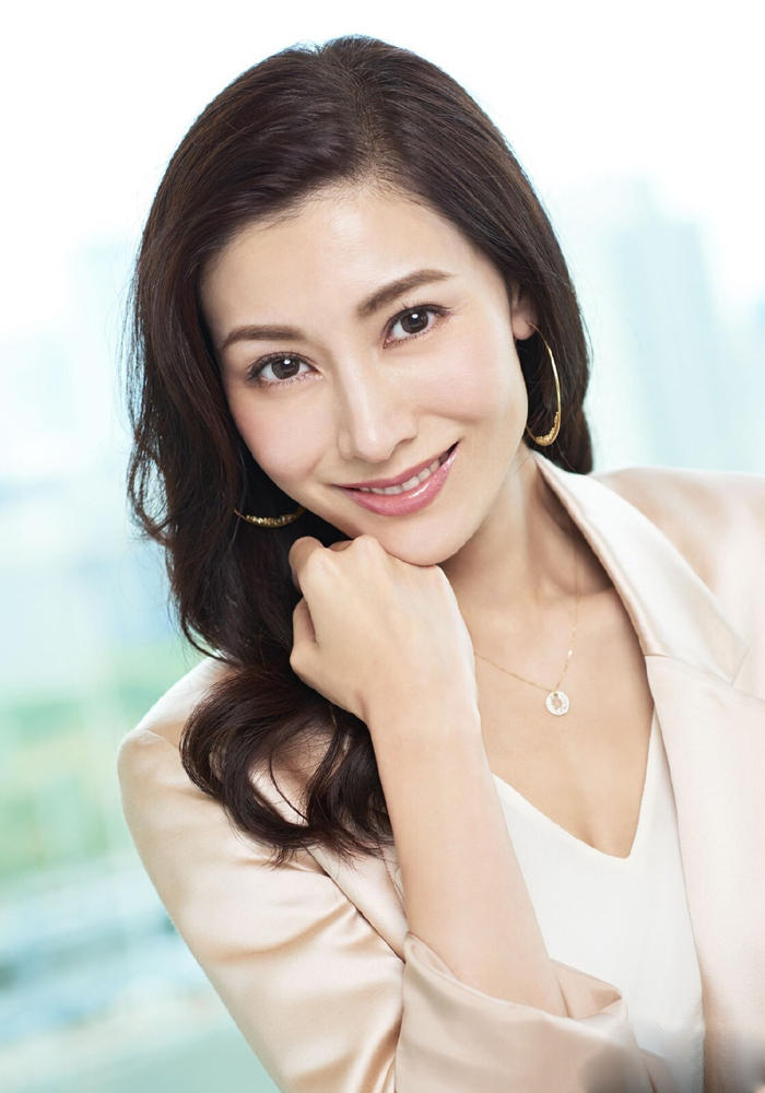 李嘉欣清新写如出水芙蓉 不老容颜藏岁月痕迹