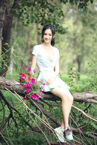 高清:陶洋外景写真明媚俏丽 人比花娇青春甜美