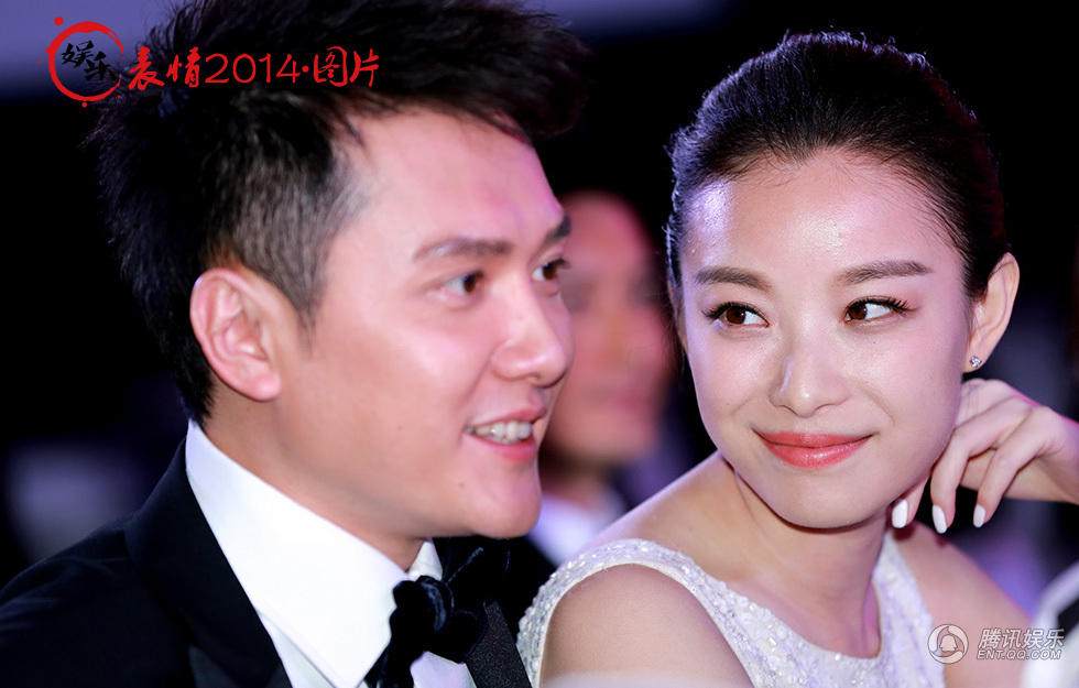 倪妮亮相慈善晚宴,与冯绍峰邻座,倪妮含情脉脉地看着男友.