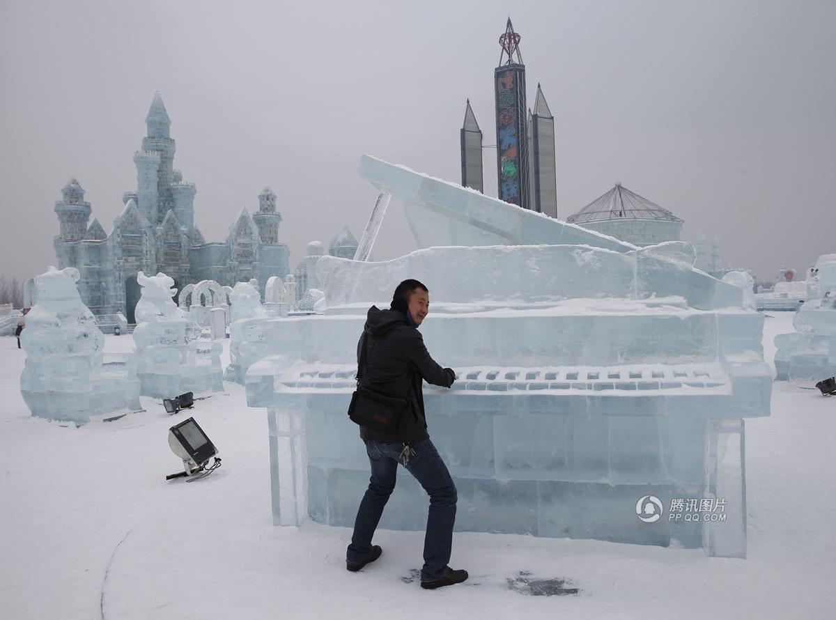 哈尔滨打造冰雪城堡 宛如童话世界