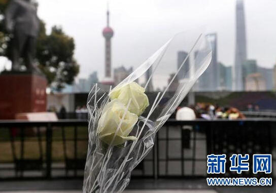 1月6日,市民在上海外滩陈毅广场向踩踏事件遇难者献花致哀。当日是上海外滩踩踏事件发生的第7天,遇难者亲属及市民来到上海外滩陈毅广场,向事故遇难者致哀。