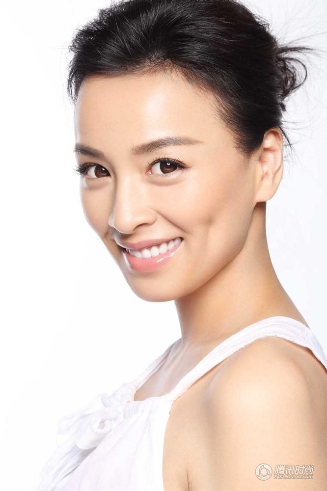 美女日历:酒窝美女张庭手捧苹果 淡妆美艳动人