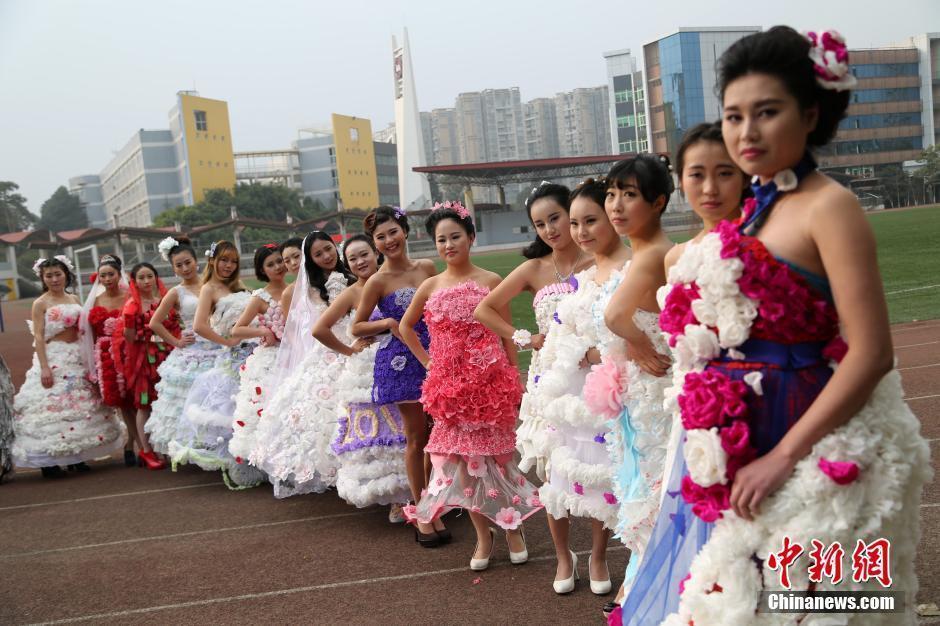 婚纱照怎么挂墙上图解_怎么自己制作婚纱照(3)