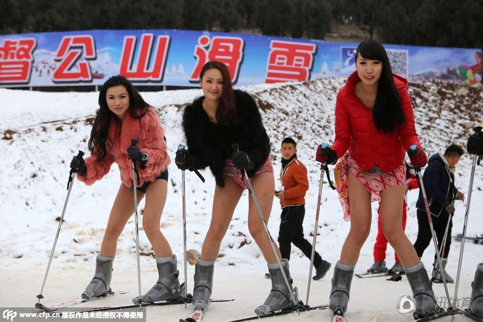 响应世界无裤日 美女光腿滑雪热辣抢眼 任性裸