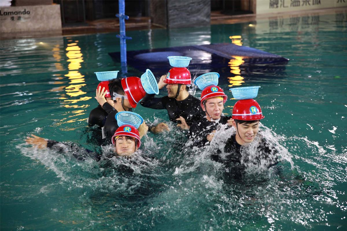 跑男收官战大飙泪 神功附体不忍互撕名牌