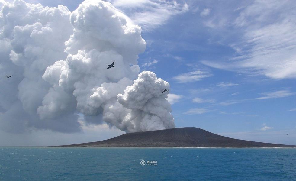 汤加海底火山喷发浓烟密布 多条航班取消