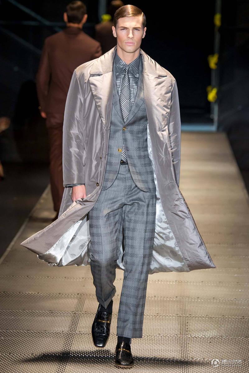 Versace 2015<em>秋冬</em>系列 穿上<em>女生</em>的超<em>短裙</em>-时尚