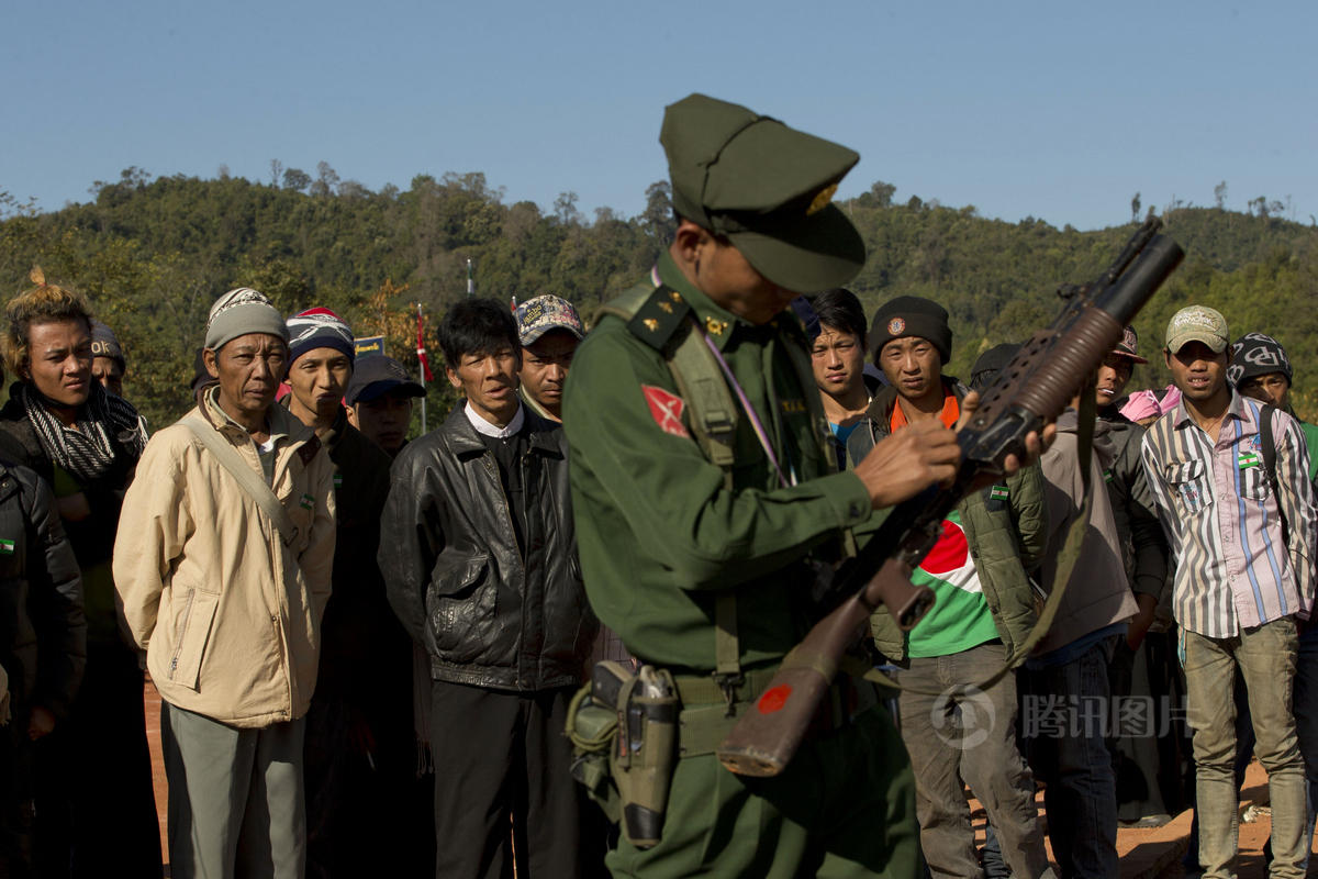 缅甸少数民族武装举行阅兵式