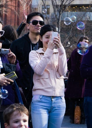 当日衣着简单的章泽天抵达机场后,随一名黄衣女性回到北四环附近的一