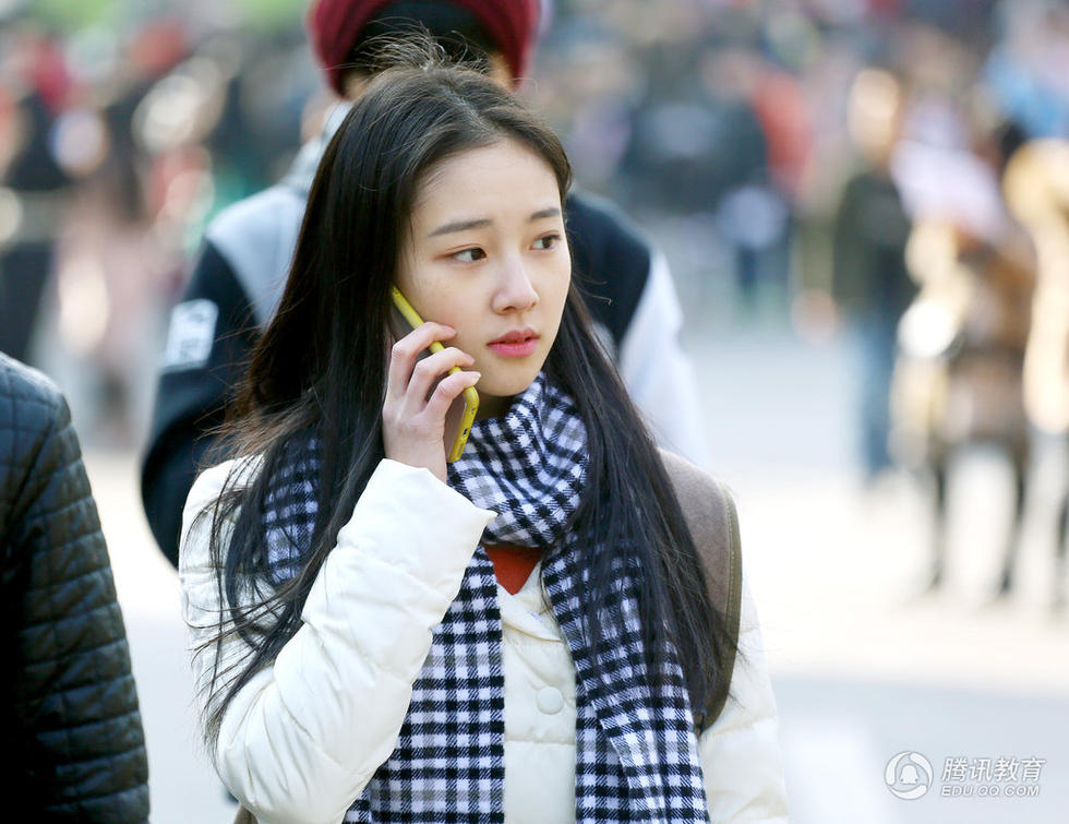 高清:南京艺术学院艺考现场排长龙 美女如云