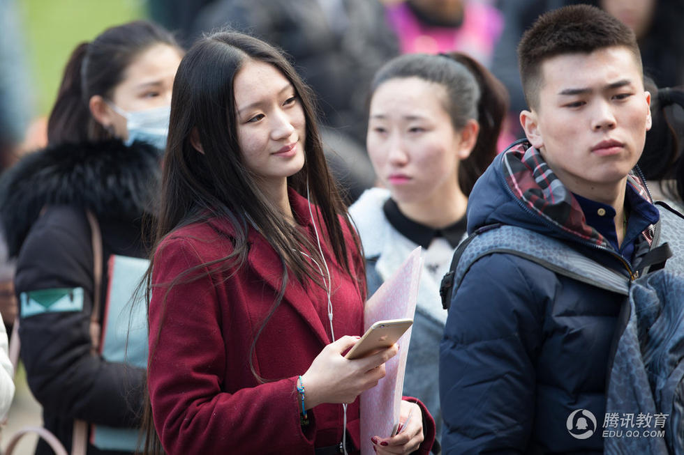 高清:南京艺术学院艺考现场排长龙 美女如云