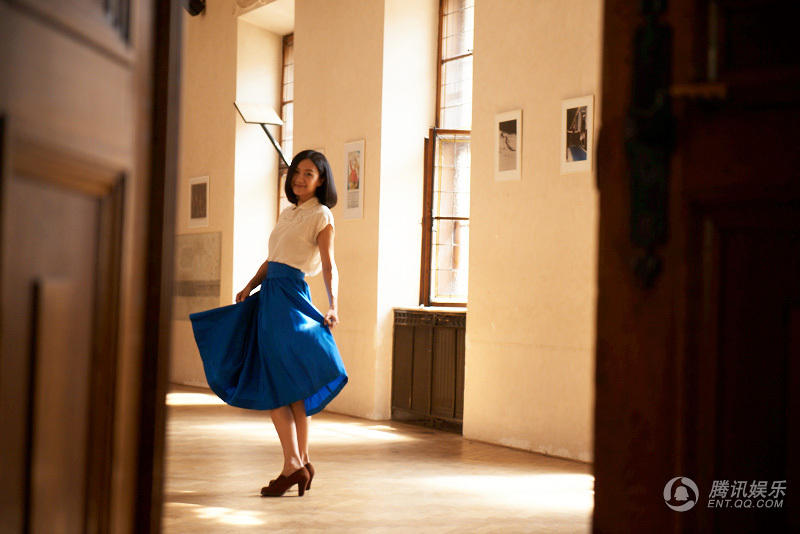 高清: 徐静蕾 布拉格 拍大片  着碎花长裙显文艺范