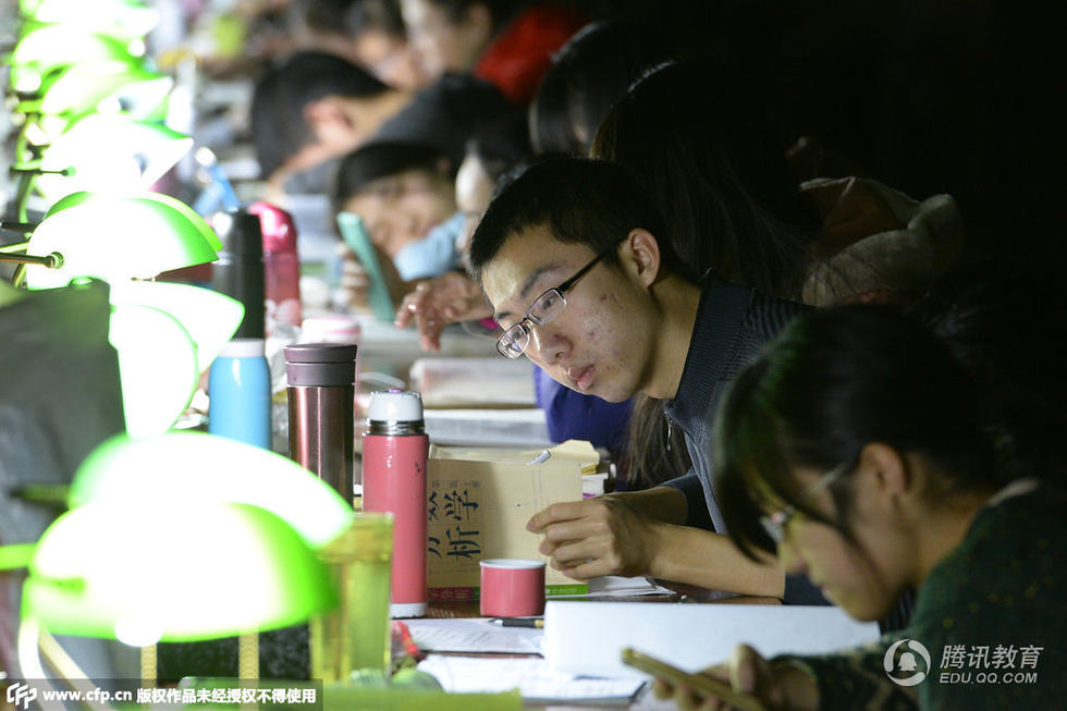 高清:图书馆成自习圣地 大学生点台灯复习