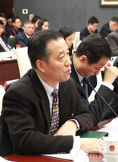 李飞康:减免税收等方式解决物业管理问题