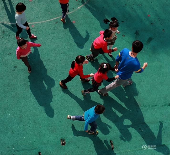 高清:实拍男幼师的一天 教幼儿独立和勇敢