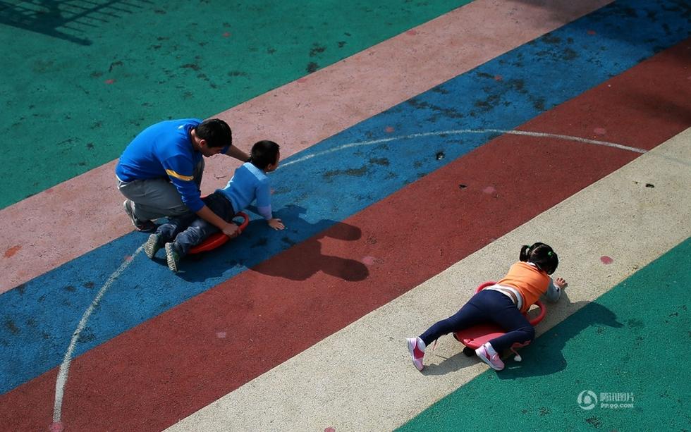 高清:实拍男幼师的一天 教幼儿独立和勇敢