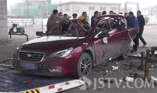【城事】淮安一轿车在加气站突发爆炸,无人员