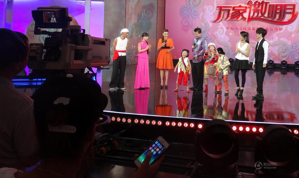 【中国人的一天】被“星路”捆绑的童年