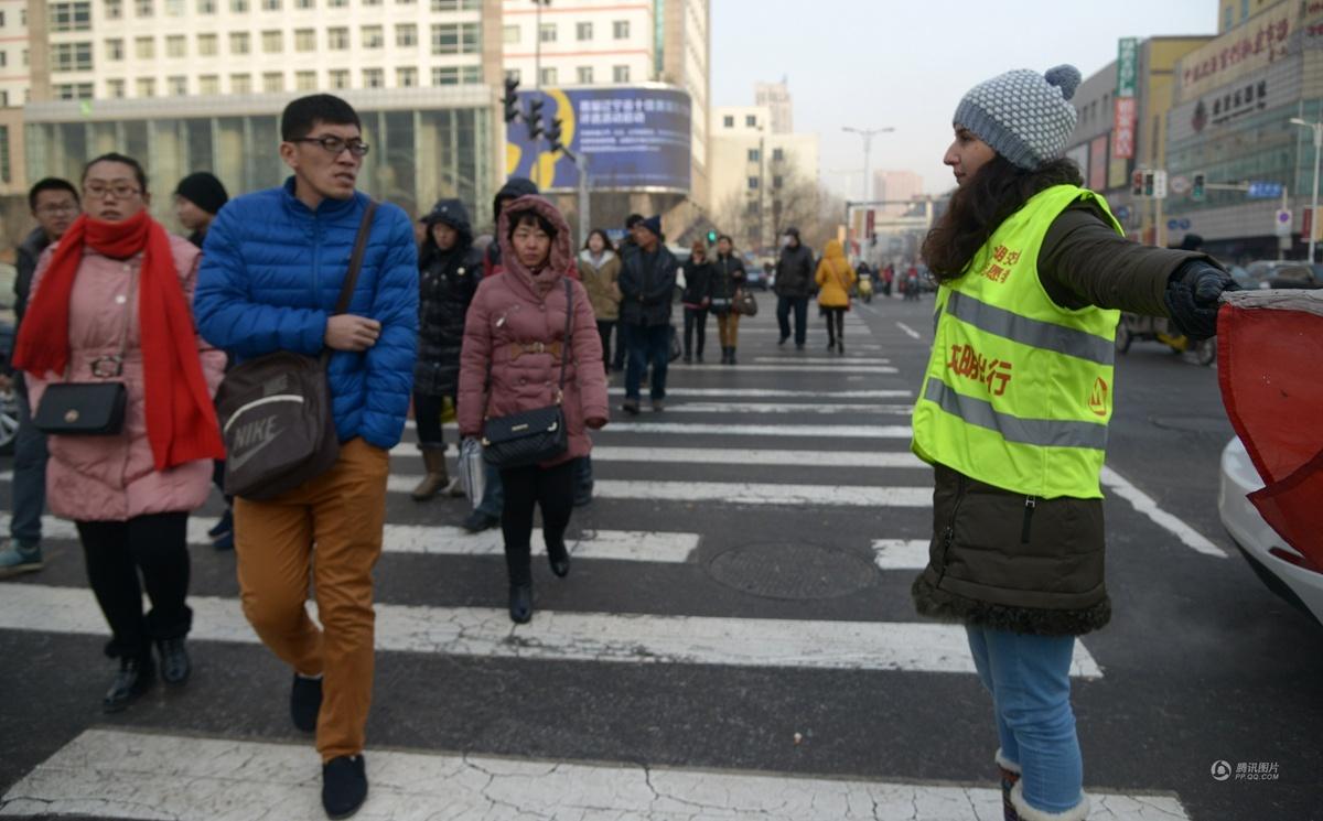 俄罗斯美女在沈阳街头协勤 呼吁文明出行(组图)