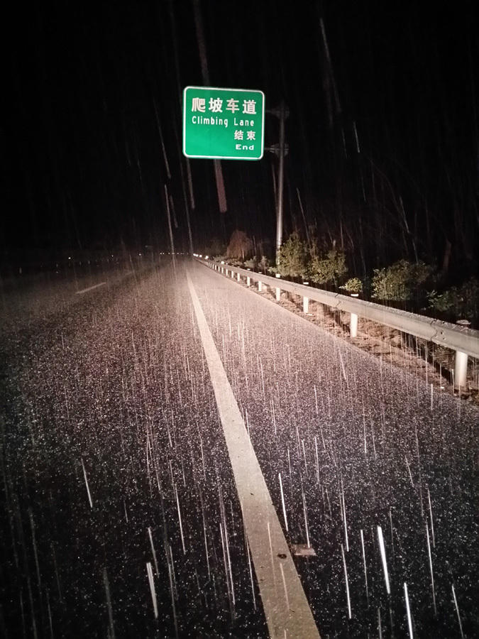 包茂高速黔江至酉阳段降大雪 厚度达10厘米高清图片