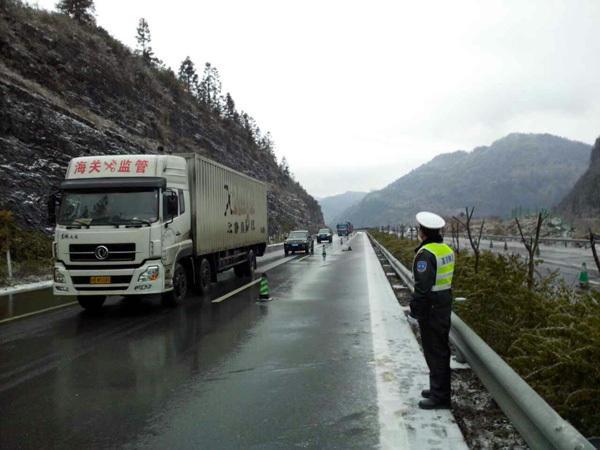 包茂高速黔江至酉阳段降大雪 厚度达10厘米高清图片