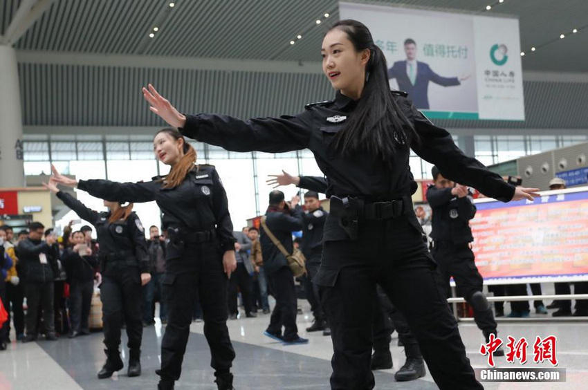 图为2月3日,河南郑州,铁路公安女特警在郑州东站侯车大厅向旅客进行