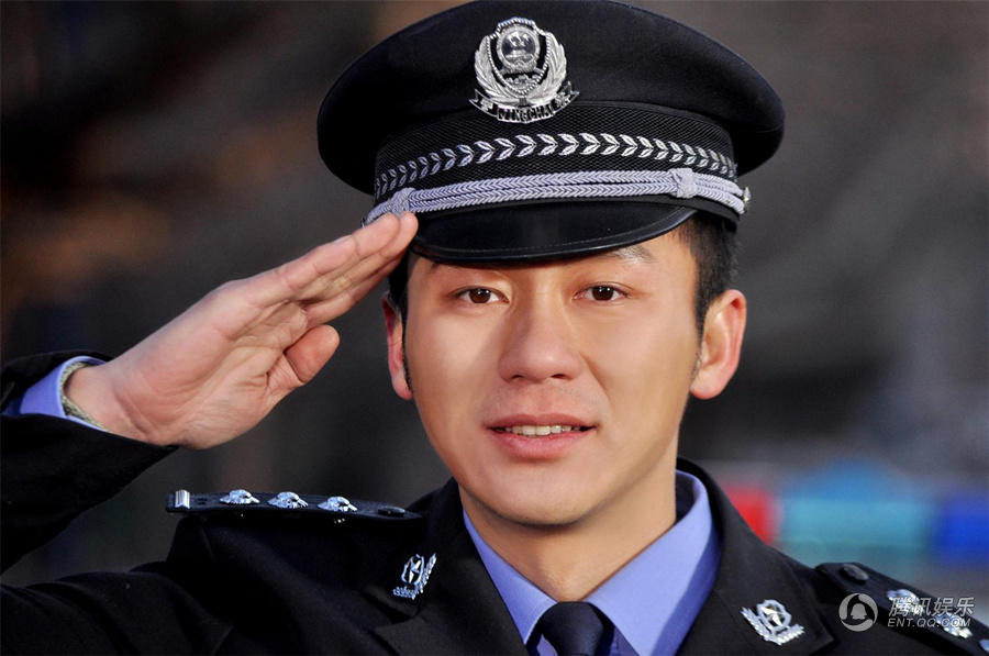 1/4 腾讯娱乐讯 电视剧《草帽警察》将于2月12日在央视八套黄金档