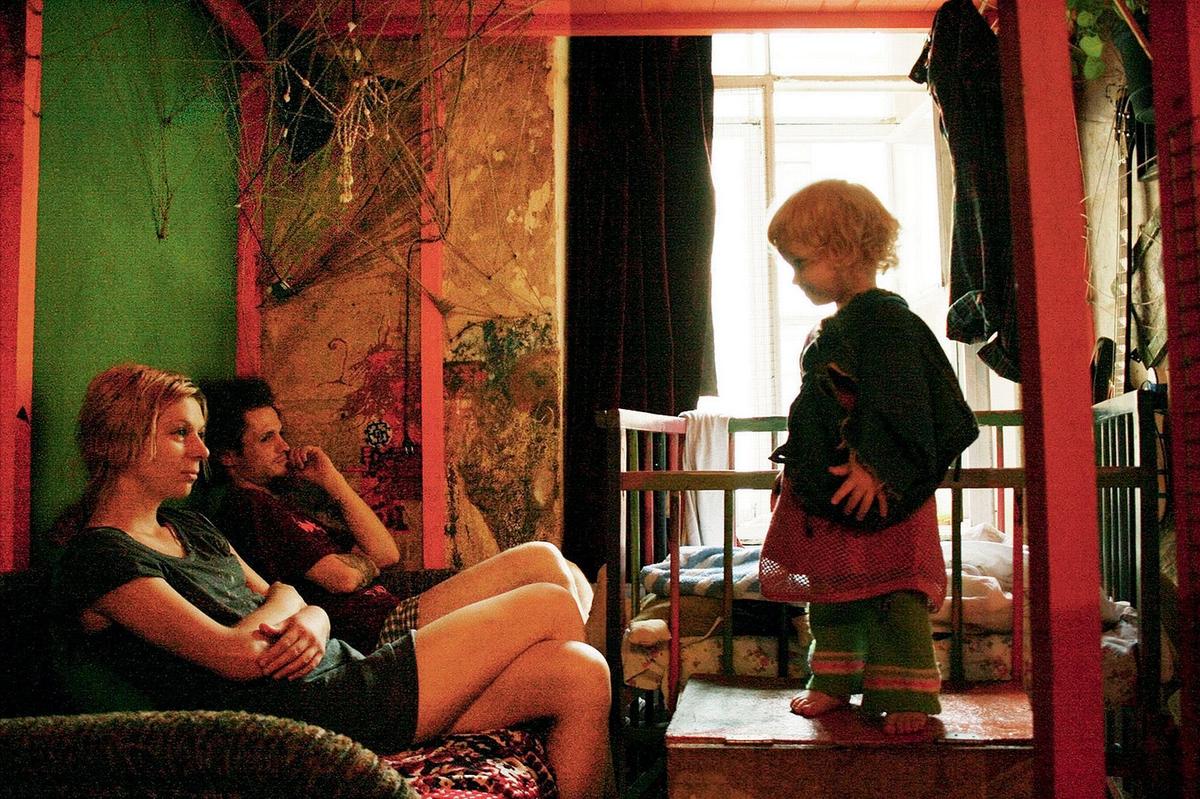 父母靠2岁女儿赚钱 吸毒 酗酒- 婴儿车 |lilya|摄影师