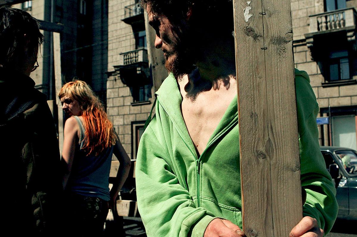 父母靠2岁女儿赚钱 吸毒 酗酒- 婴儿车 |lilya|摄影师