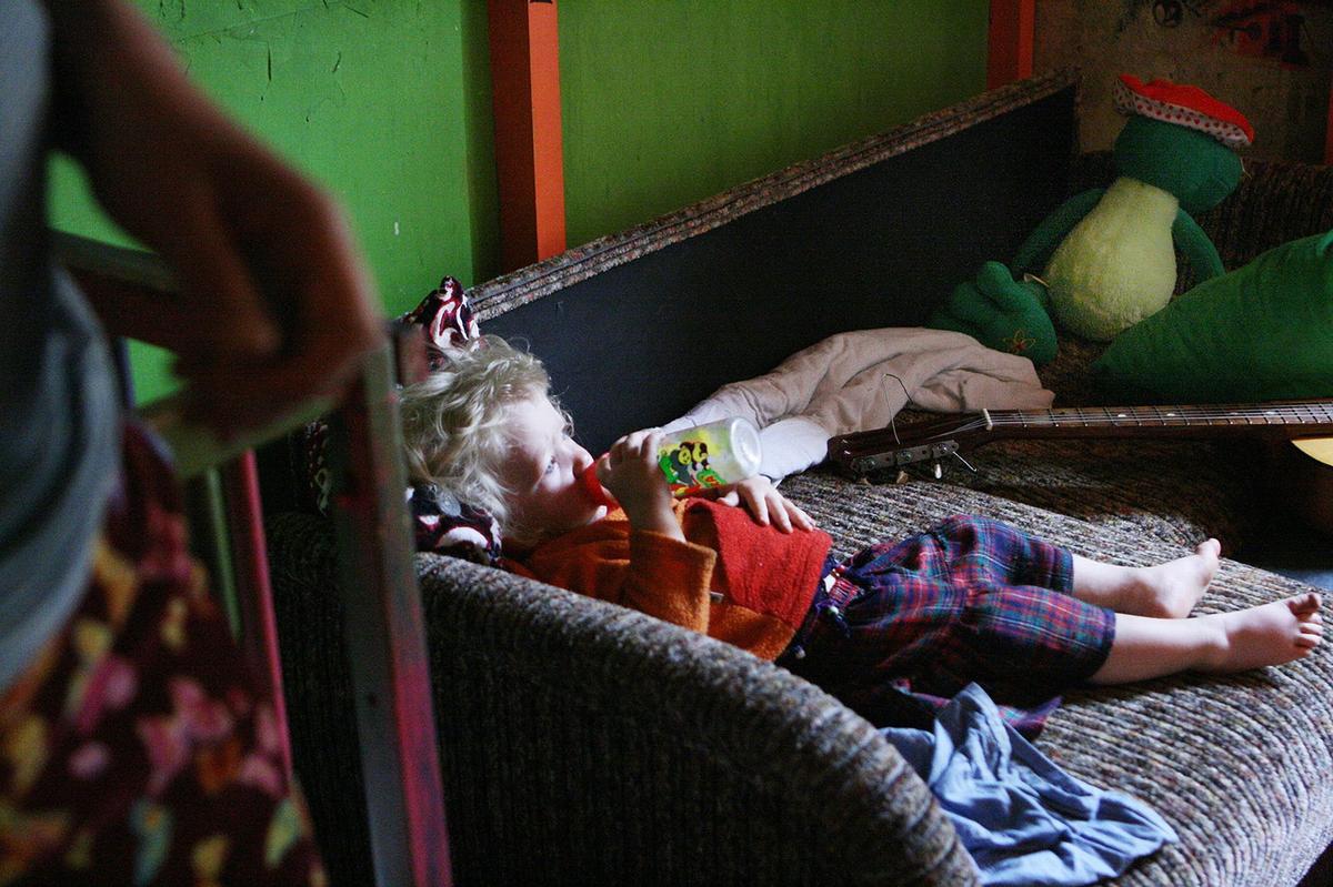 父母靠2岁女儿赚钱 吸毒 酗酒- 婴儿车 |lilya|摄影师