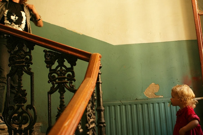 父母靠2岁女儿赚钱 吸毒 酗酒- 婴儿车 |lilya|摄影师