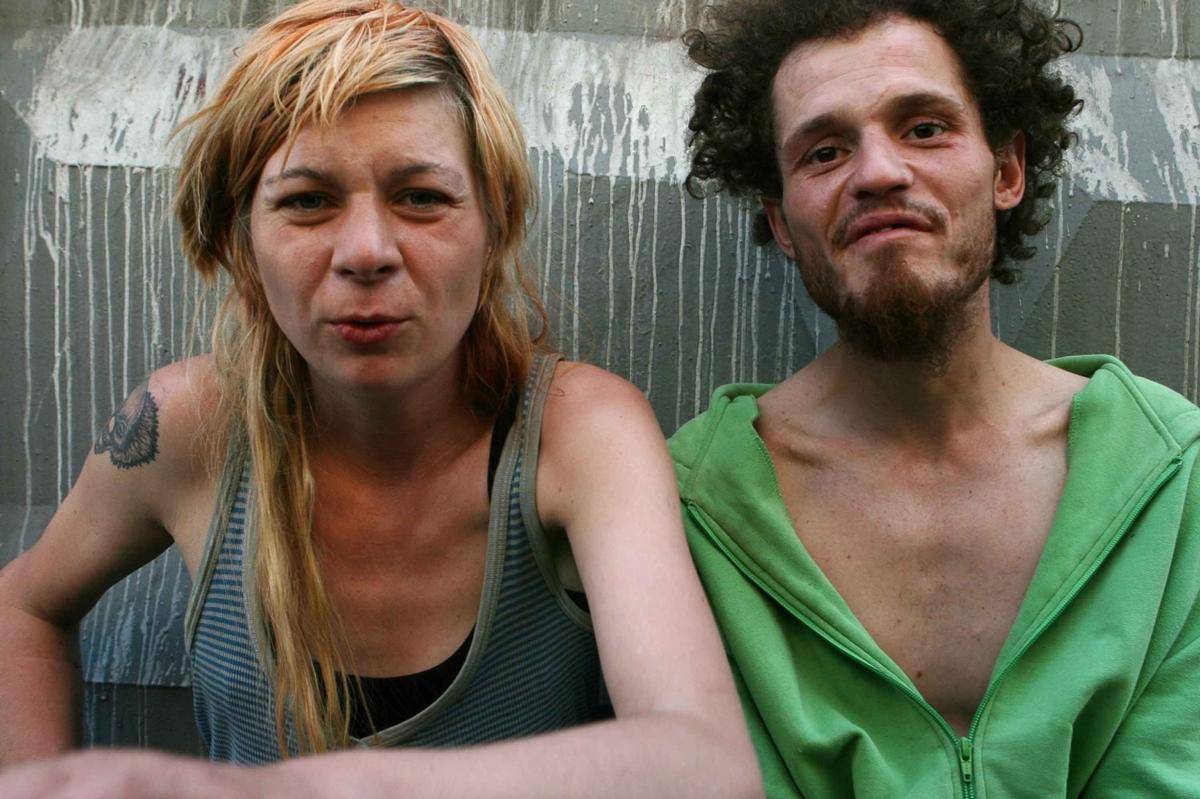 父母靠2岁女儿赚钱 吸毒 酗酒- 婴儿车 |lilya|摄影师