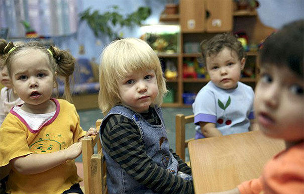 父母靠2岁女儿赚钱 吸毒 酗酒- 婴儿车 |lilya|摄影师