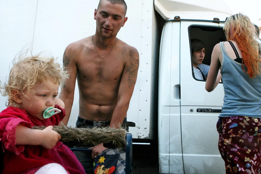 父母靠2岁女儿赚钱 吸毒 酗酒- 婴儿车 |lilya|摄影师